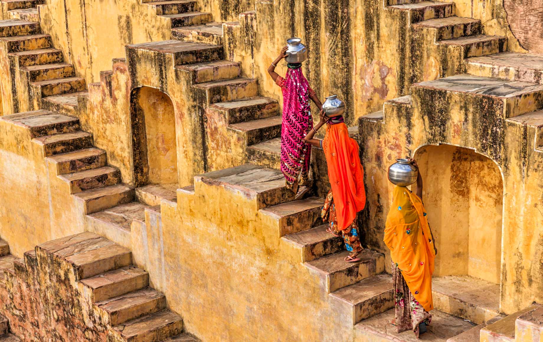 Women carrying pots on their heads in Jaipur